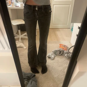 Svarta low waist bootcut jeans från Gina Tricot - Snygga svarta jeans från Gina Tricot i low waist bootcut, dem är storlek 152 fast funkar perfekt för mig som är ungefär 160. Kostade mig ungefär 300-400kr och finns nog inte kvar att köpa på Gina tricot.