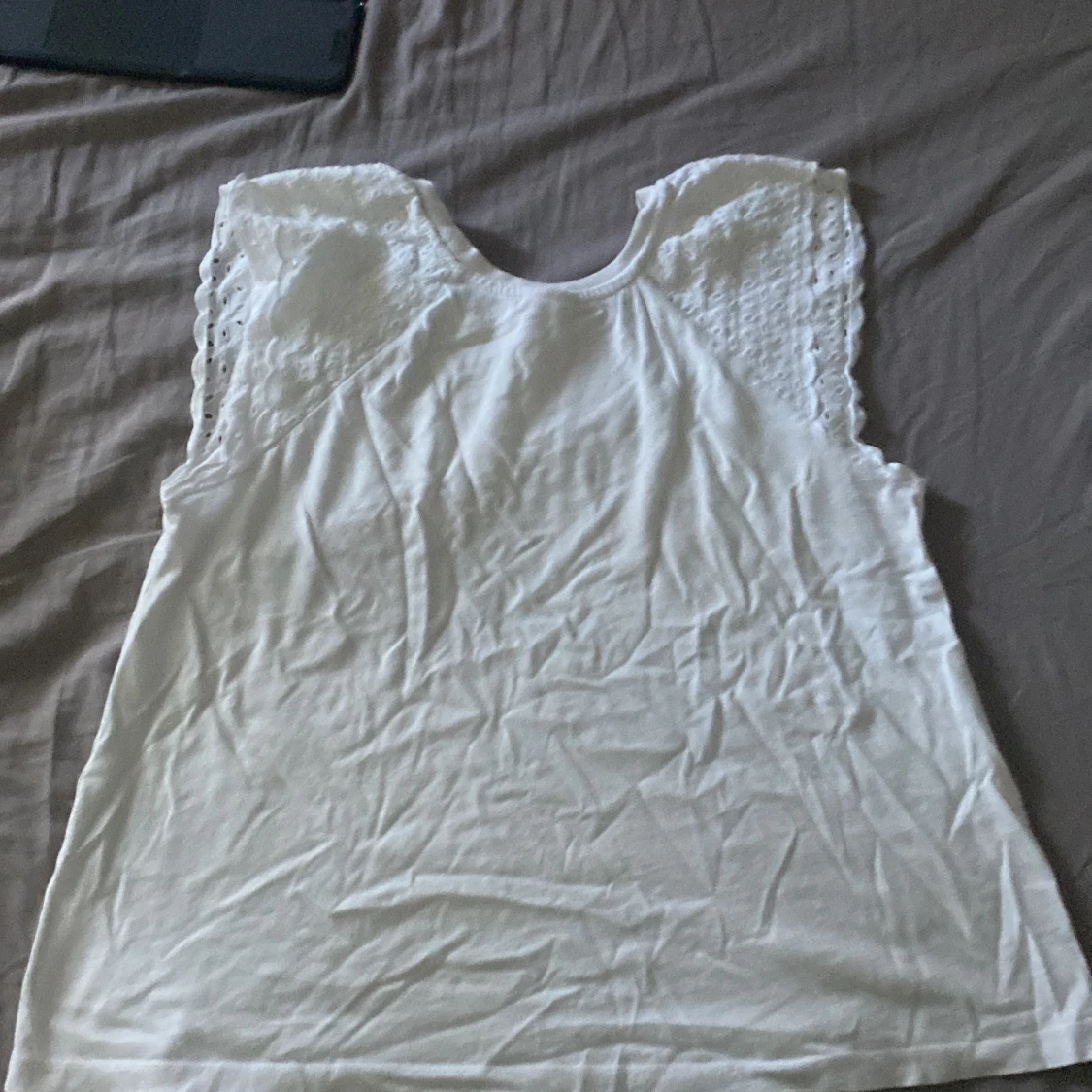 Vit ärmlös topp med spets från H&M - 1