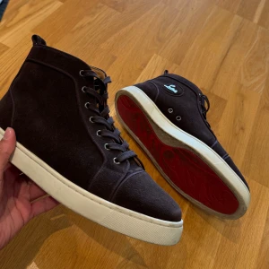Loubs bruna höga - Säljer ett par riktigt feta Loubs i hög junior modell. Storlek 44 men sitter lite mindre, jag e 43 och de passar mig galant. Skicket är bra 8.5/10. Box, osv  tillkommer. Köpta begagnande. Släng iväg ett dm vid frågor.