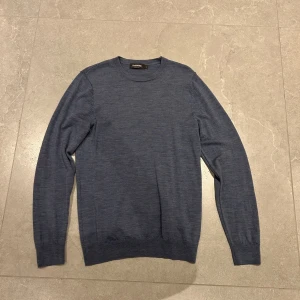 Blå tröja  - Säljer min blåa merino tröja, då jag växt ur mig den, hör av er vid frågor! 