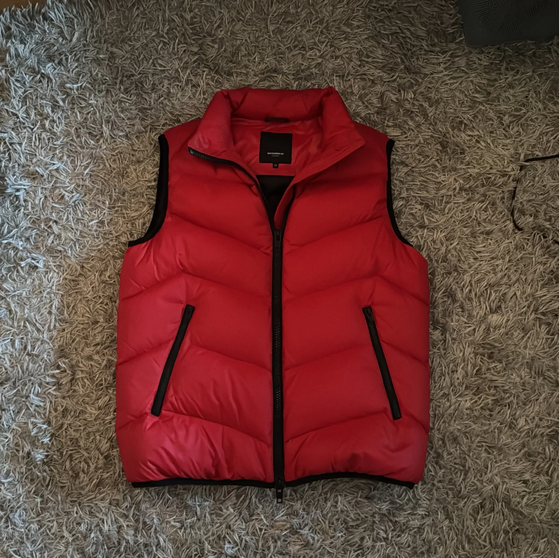 Röd dunväst från Rockandblue - 2