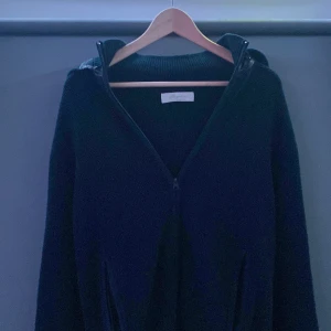 Marinblå cardigan från sayless - Marinblå cardigan från sayless med dragkedja framtill och huva. Perfekt för kyliga dagar när du vill vara både bekväm och stilren, med luva som går att ta av. Priset går att diskuteras 