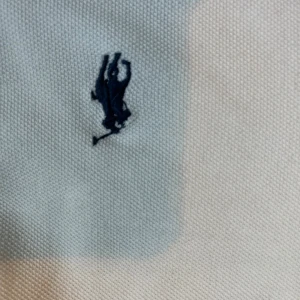 Vit långärmad skjorta Polo Ralph Lauren - Vit långärmad skjorta från Polo Ralph Lauren i slim fit. Klassisk design med broderad marinblå logga på bröstet och knappar framtill. Skjortan är gjord i mjuk bomull och passar perfekt till en clean och stilren look.