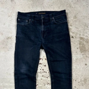  Nudie Jeans slim fit 32/32 - Säljer ett par Nudie jeans, storlek:32/32, skick:6/10, pris:199, för mått eller övriga frågor skriv ⚜️
