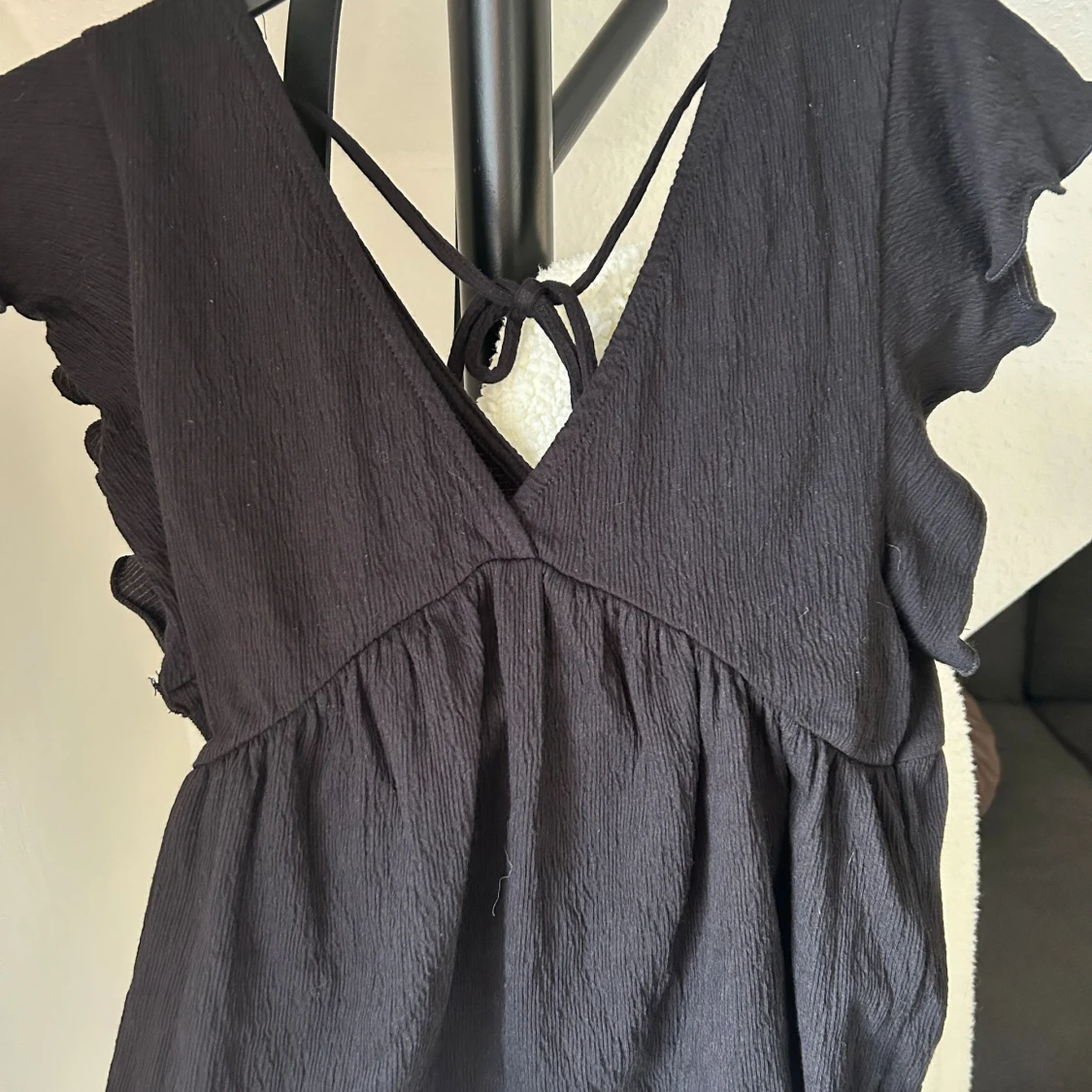 Svart kort top med volang