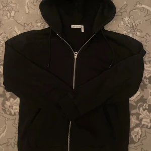 Svart hoodie från Weekday - Svart hoodie från Weekday i storlek S med huva och snörning. En klassisk design som funkar med allt, inga defekter, riktigt clean! Passar dig bäst mellan 170-180. 💭 Nypris: 599 