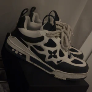 Vita Mörkblå Sneakers - Skick 7/10! Priset kan diskuteras 