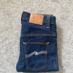 Nudie Jeans - Sjukt snygga jeans från märket Nudie Jeans | Sjukt snygg färg, väldigt eftertraktade | Skick 9/10 - BRA SKICK | Storlek W29 L34 | Jag kan gå ner i pris ‼️Kom gärna med bud och hör av dig vid minsta lilla fråga.