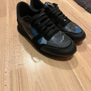 Valentino rockrunner - Säljer mina valentino rockrunners då dem inte används lika mycket längre. Lite smutsiga men inga flaws eller slitningar. Box och certifikat tillkommer