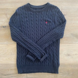 Morris tröja - Säljer denna riktigt snygga mörkblå kabelstickade tröjan från morris! den är i mycket bra skick utan några defekter, den har ingen lapp där det står storlek men jag uppskattar den till storlek M, den är 70 cm lång och 47 cm bred under armhålorna, hör gärna av dig vid frågor!