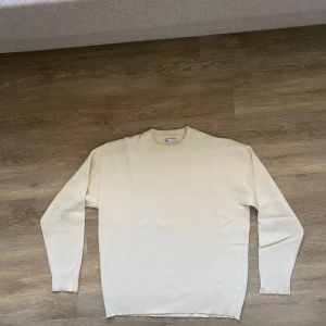 Stickad tröja  - En gräddvit stickad tröja från Zara i fint skick. 