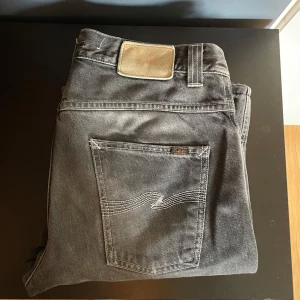 Nudie Jeans - Säljer dessa feta Nudie Jeansen i storlek 31/34. Mycket bra skick och skönt material. Mitt pris enbart 399. Hör gärna av dig vid frågor🙂  