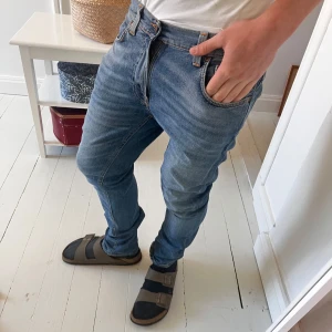 Nudie jeans  - Sköna Nudie jeans i storlek 32/32. Modellen är 180,75 kg och måtten är A: 40cm B:  103cm. Inga större defekter! Kom med frågor ✌️😊