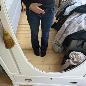 Blå 157 jeans bootcut - Snygga blå jeans från 157 med klassisk bootcut-passform. Jeansen har kontrastsömmar, fem fickor och coola detaljer. Materialet är slitstarkt jeans. Perfekt för dig som gillar retrovibbar och bredare benslut. Finns ett hål vid en ficka bak, som man ser på bild nr 2. Kommer inte till användning längre då det är för små