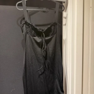 Svart klänning med spets detaljer - Fint skick , aldrig använd