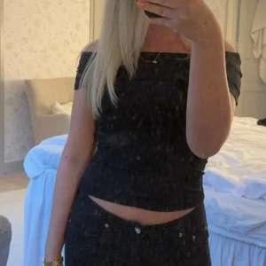 Svart offshoulder topp Pull&Bear - Snygg offshoulder top! Knappt använd💕passar perfekt till fest