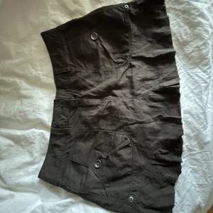 Brun Minikjol med fickor - Säljer en brun minikjol med fickor framtill. Materialet är bomull och är mjukt och bekvämt. Jag har klippt av den för att göra den till en minikjol💕