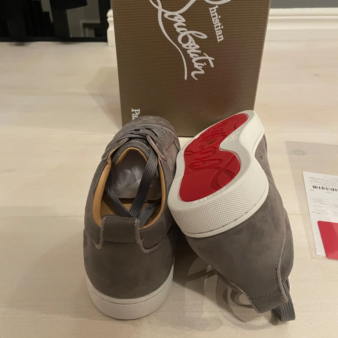 Grå mockasneakers från Louboutin - 1