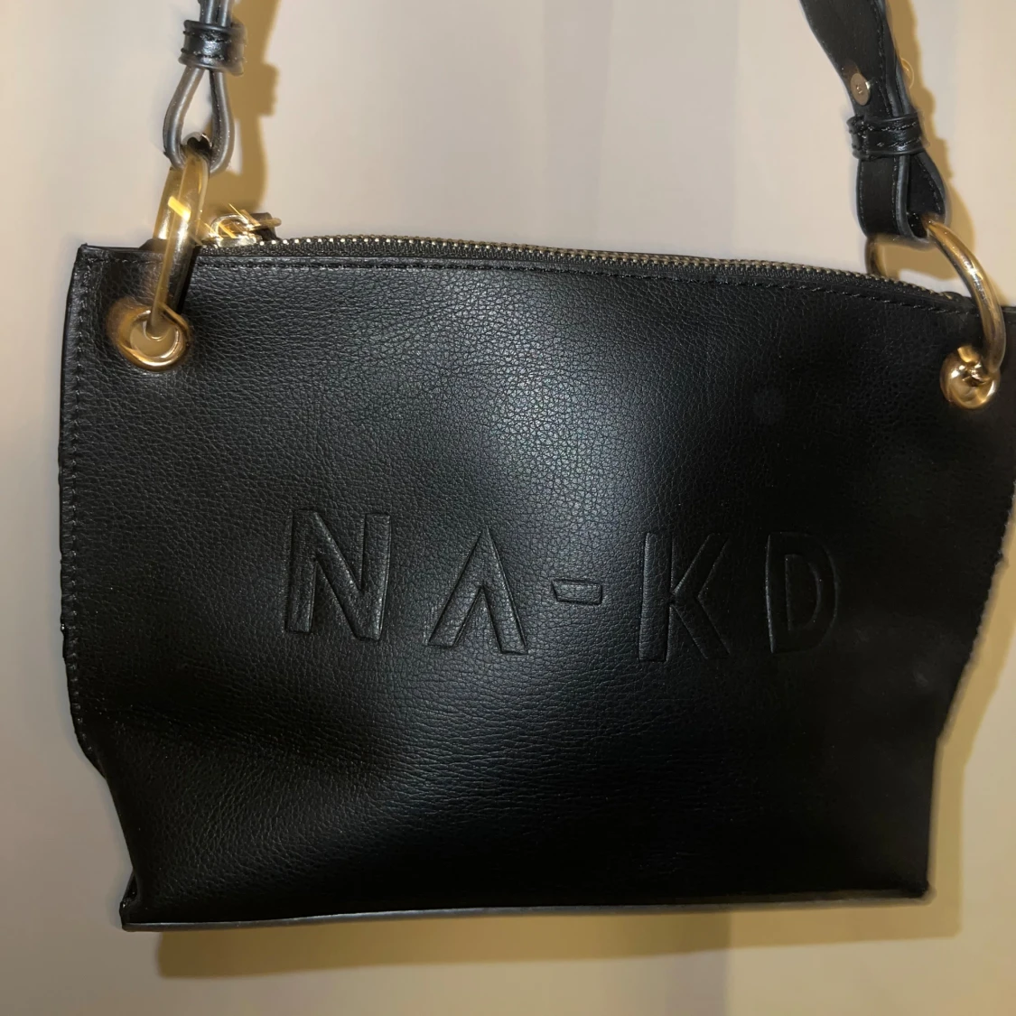 Svart axelväska från NA-KD med gul rem - 2