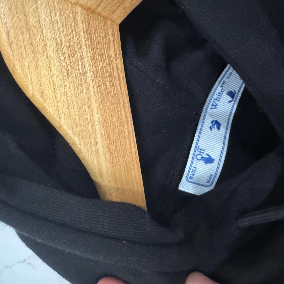 Svart Off-White hoodie med färgglada detaljer - 2