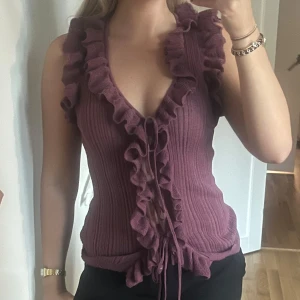 Zara topp - Eftertraktad och otroligt fin topp från Zara. I helhet bra skick men om man kollar noga är den lite nopprig och så, men inget som tänks på enligt mig!