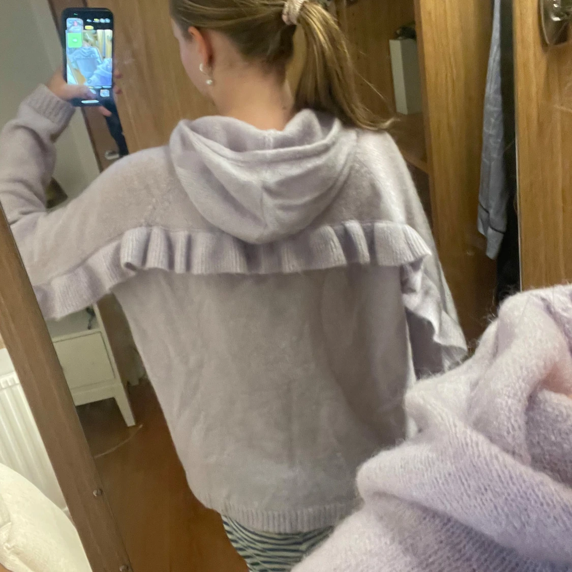 Ljuslila hoodie med volang från Coster - 1