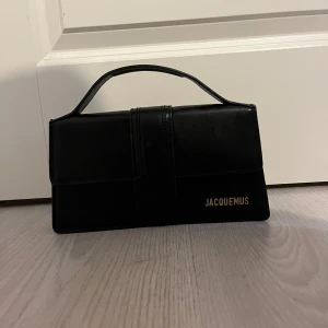 Svart handväska  - Snygg svart handväska. Perfekt accessoar för att lyfta din outfit.