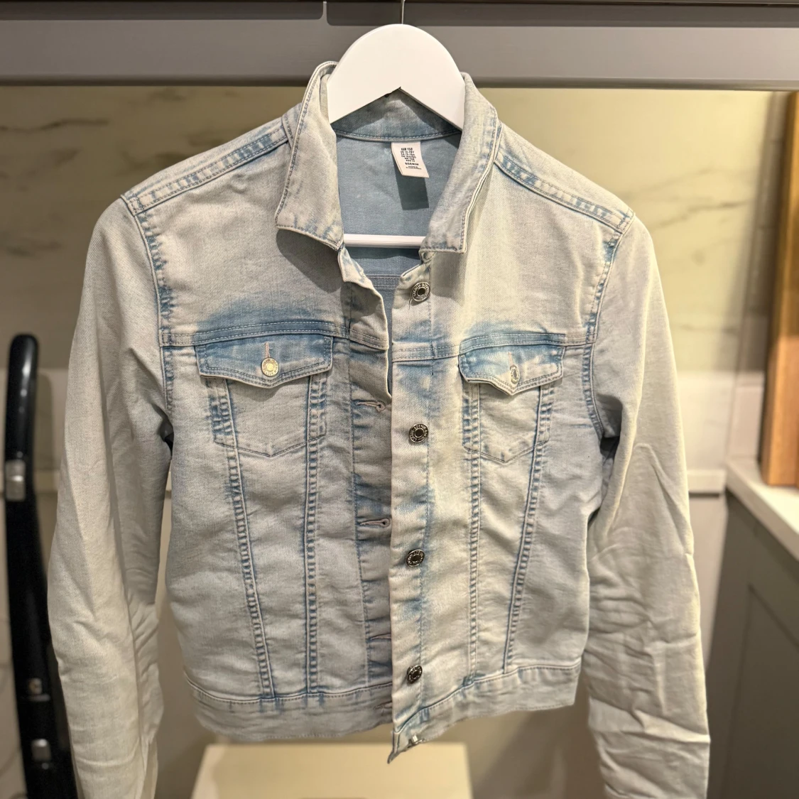 Ljusblå jeansjacka från H&M