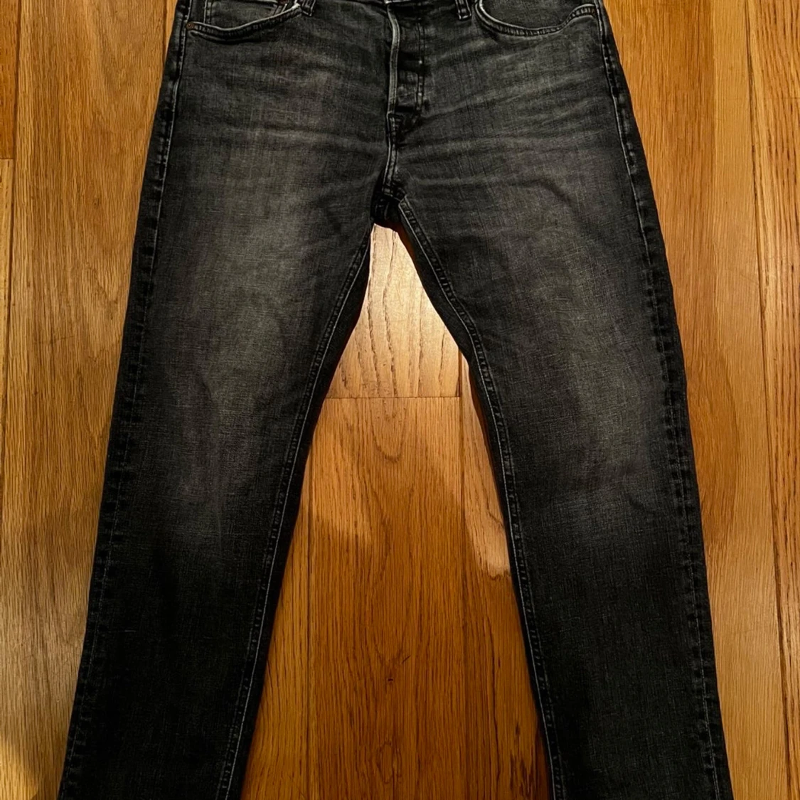 Svarta jeans med smal passform