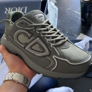 Dior B30 sneakers i olivgrönt - Säljer ett par exklusiva Dior B30 sneakers i olivgrönt. Skorna är helt nya, aldrig använda, och kommer i originalskick. • Storlek: 42 • Färg: Olivgrön • Skick: Helt ny