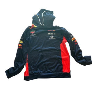F1 Red Bull hoodie  - F1 Redbull hoodie i storlek XXL men sitter som En mindre Xl och större L 