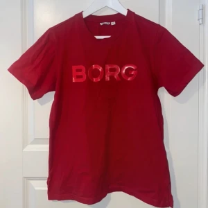 Röd t-shirt från Björn Borg - Dam t-shirt från Björn Borg gjord av 100% bomull. Klassiskt snitt med korta ärmar och rund halsringning.  Perfekt för jul.  Vänligen läs min bio innan du gör ett köp; där hittar du bland annat information om leveransprocessen med mera 😊  #jul  #julklapp  #ny