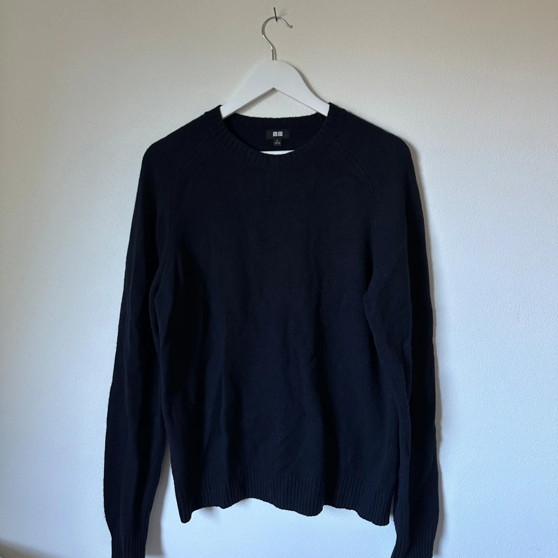 Mörkblå ulltröja från Uniqlo L