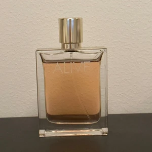 Hugo boss Alive - Säljer denna då den inte kommer till användning💞 Köpt i juni 2025. 80 ml, endast använd några gånger (se bild). 