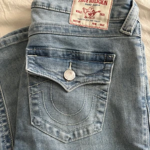 True Religion jeans  - Säljer mina True Religon jeans i storlek 26 då dom är för stora i midjan för mig. Dom är använda två gånger så nästan helt nya.🙌🏻