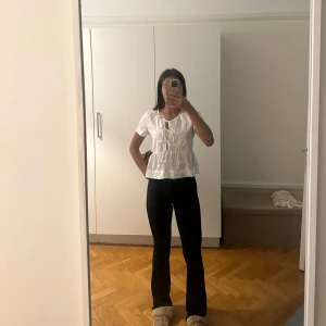 Vit blus med knyt  - Supersöt vit blus! Ser bättre ut strykt🙌