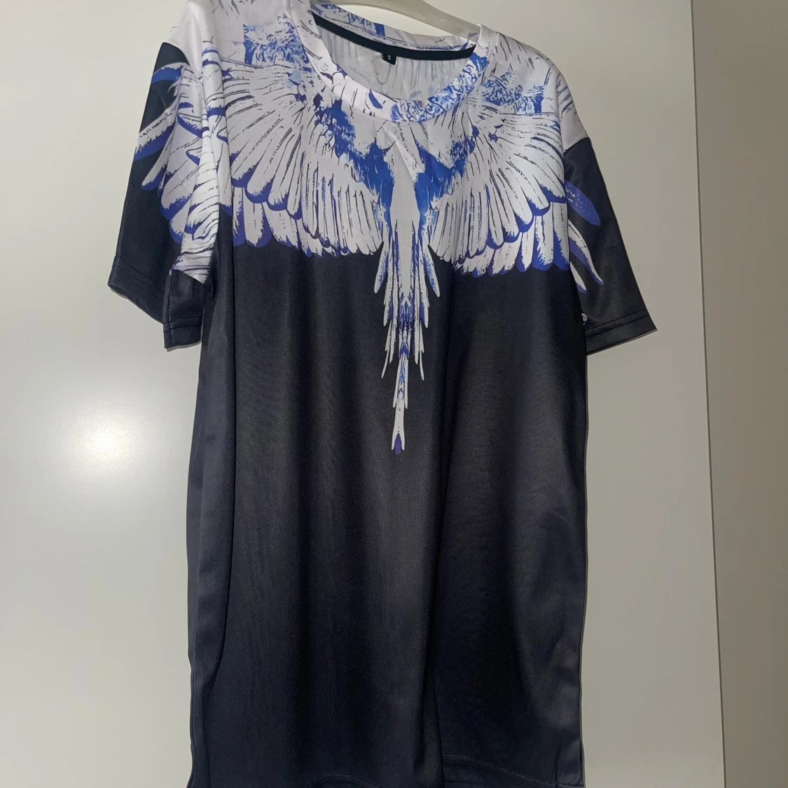 Svart t-shirt med blått vingtryck