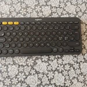 Logitech K380 Multi-Device Bluetooth Keyboard - Smidig och portabel Logitech K380 Bluetooth-tangentbord. Kan anslutas till tre enheter samtidigt med snabbväxling. Svensk layout, rundade tangenter. Mycket gott skick, inga synliga repor eller skador. Perfekt för laptop, surfplatta och mobil.
