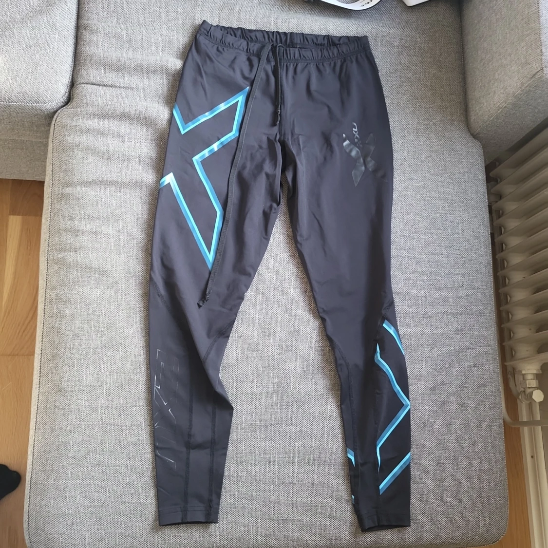 Svarta tights från 2XU med blå detaljer