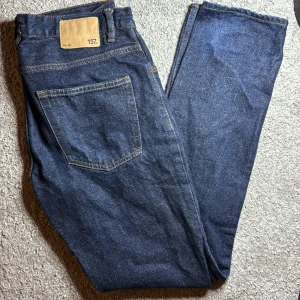 Mörkblå jeans från 157 New Classic - Snygga mörkblå jeans från 157 New Classic med klassisk femficksdesign och kontrastsömmar. Jeansen har rak passform och är tillverkade i robust denim. Perfekta för dig som gillar en tidlös och clean look. Dem är för stora på mig, dem är från lager. Strlk 29, 32. Regular fit. Inte andvänt dem alls 