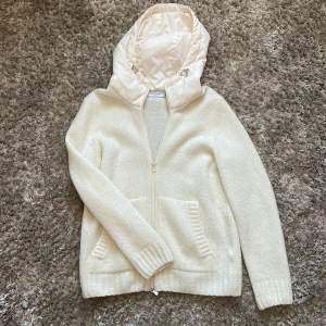 gran sasso cardigan - Tja! säljer denna sjukt snygga gran sasso jackan i storlek 48/ S mycket fint skick! skriv om du har någon fråga// armadiosell