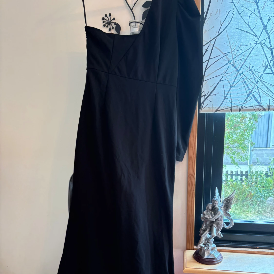 Svart oneshoulder långklänning - 1