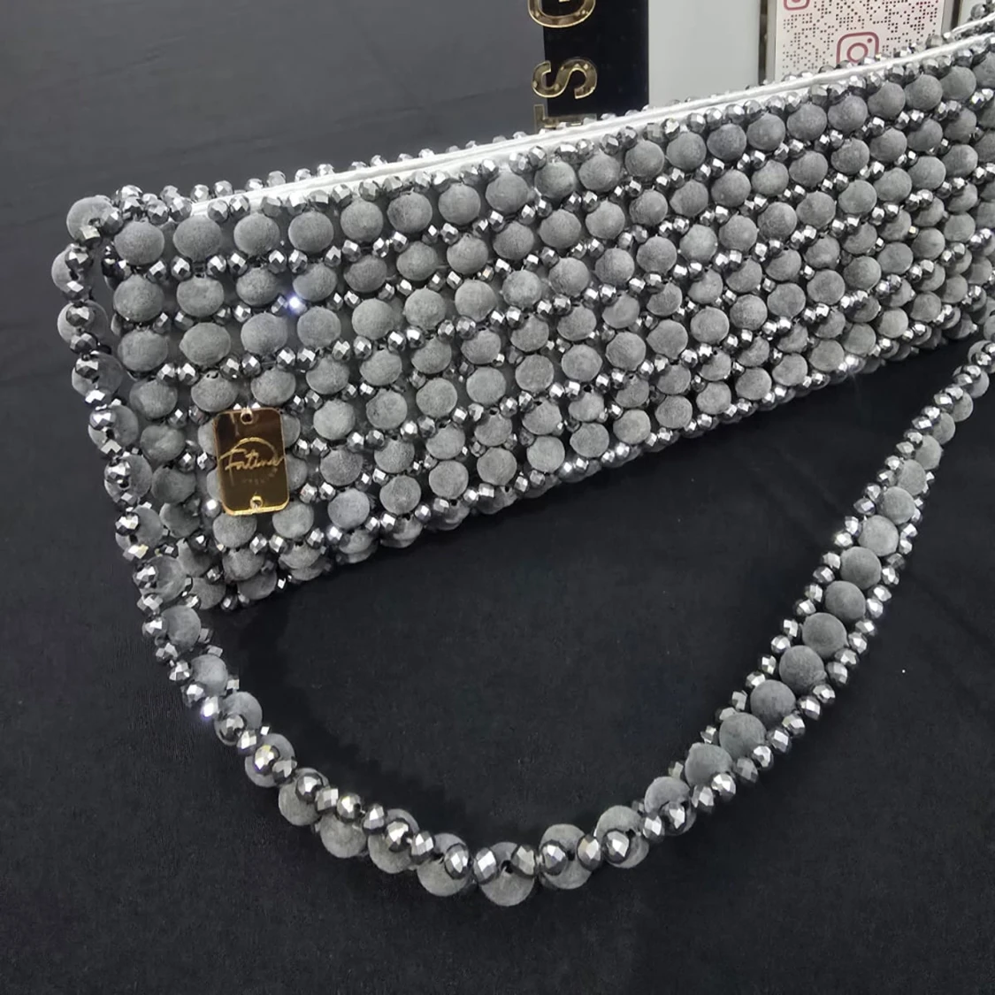 Glittrig kuvertväska med pärlor - 1