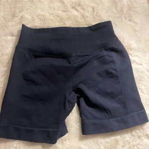 Dfyne liknande tränings shorts  - Säljer dessa mörkblå dfyne liknande tränings shorts då dom är för små för mig, aldrig använt💕