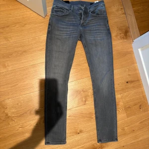 Grå skinny jeans från Dondup w31 - Tvärfeta jeans. Köpta nya i butik. Stl 31 9/10 skick. 899 kan gå ner vid snabb affär. Bara att skicka för fler bilder  