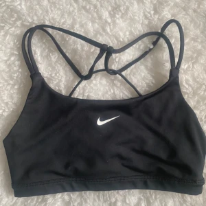 Nike sport bh dry fit  - Väldigt populär och många är intresserade. Säljs snabbt, så skynda att köpa. Först till kvarn!  Inga kupor, använd 1 gång. Väldigt fin i ryggen.  Vänligen läs min bio innan du gör ett köp; där hittar du bland annat information om leveransprocessen med mera 😊
