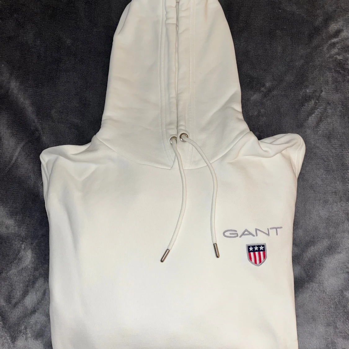 Vit hoodie från GANT med brodyr