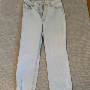 Ljusa jeans Zara - Ljusblå Zara jeans med straight leg. Jeansen är storlek 40 men små i storlek. 😊