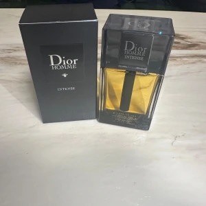 Dior Homme Intense EdP 100ml - Dior Homme Intense Eau de Parfum, 100 ml. En ikonisk doft i snygg flaska, perfekt för dig som vill sticka ut. Tillverkad i Frankrike. Originalförpackning medföljer.