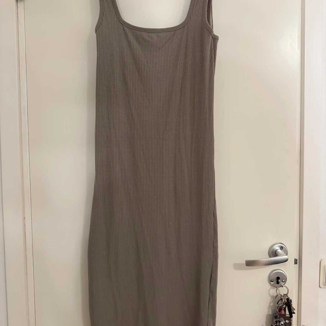 Beige ribbad långklänning